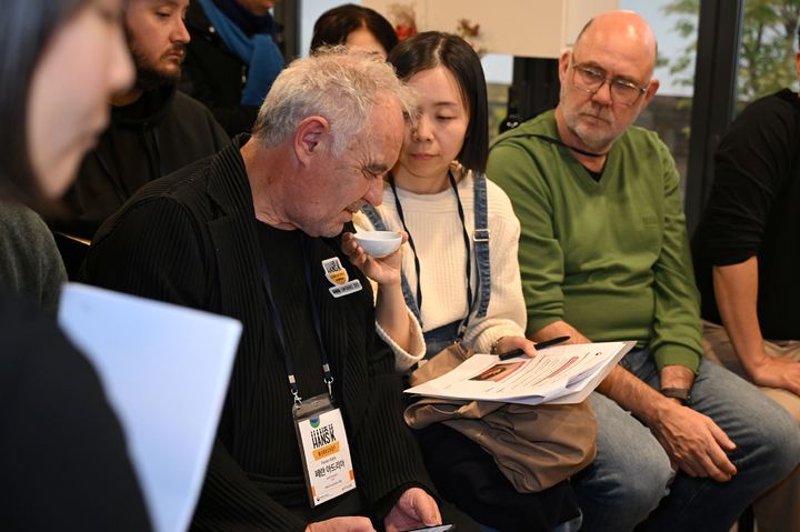 [서울=뉴시스] 정병혁 기자 = 농림축산식품부와 한식진흥원 주최로 10월 27일~28일 열린 '2025 한식 컨퍼런스 워크숍'에서 페란 아드리아 셰프가 김치 재료의 냄새를 맡아보고 있다.(사진=한식진흥원 제공) 2025.10.29. photo@newsis.com *재판매 및 DB 금지