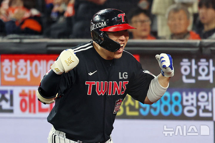 [대전=뉴시스] 조성우 기자 = 29일 대전 중구 한화생명볼파크에서 열린 2025 KBO 한국시리즈 3차전 LG 트윈스와 한화 이글스의 경기, LG 4회초 공격 1사 후 김현수가 역전 솔로 홈런을 때린 뒤 환호하고 있다. 2025.10.29. xconfind@newsis.com