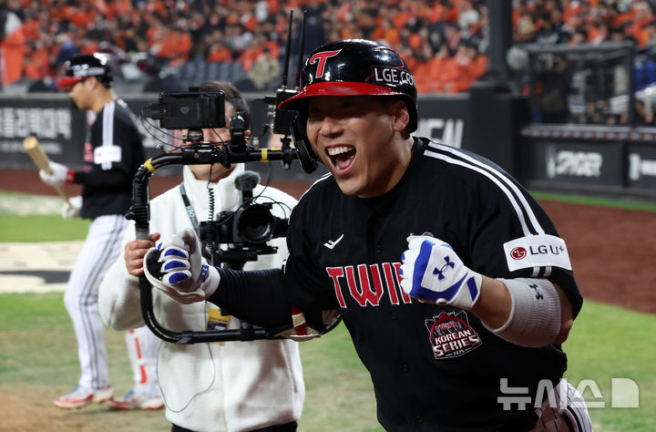 [대전=뉴시스] 강종민 기자 = 29일 대전 중구 한화생명볼파크에서 열린 2025 KBO 한국시리즈 3차전 LG 트윈스와 한화 이글스의 경기, 4회초 역전 솔로 홈런을 친 LG 김현수가 포효하고 있다. 2025.10.29. ppkjm@newsis.com