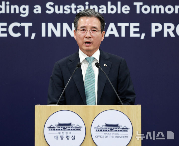 [경주=뉴시스] 고범준 기자 = 김용범 대통령실 정책실장이 30일 경북 국제미디어센터(IMC) 중앙기자실에서 한-미 오찬 정상회담 관련 브리핑을 하고 있다. 2025.10.30. bjko@newsis.com