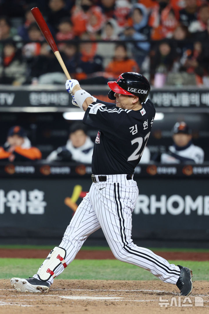 [대전=뉴시스] 조성우 기자 = 29일 대전 중구 한화생명볼파크에서 열린 2025 KBO 한국시리즈 3차전 LG 트윈스와 한화 이글스의 경기, LG 4회초 공격 1사 후 김현수가 역전 솔로 홈런을 때리고 있다. 2025.10.29. xconfind@newsis.com