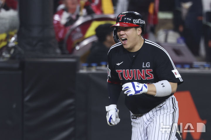 [대전=뉴시스] 김근수 기자 = 29일 대전 중구 한화생명볼파크에서 열린 2025 KBO 한국시리즈 3차전 LG 트윈스와 한화 이글스의 경기, 4회초 1사 주자 없는 상황 LG 김현수가 역전 솔로 홈런을 치고 베이스를 돌고 있다. 2025.10.29. ks@newsis.com