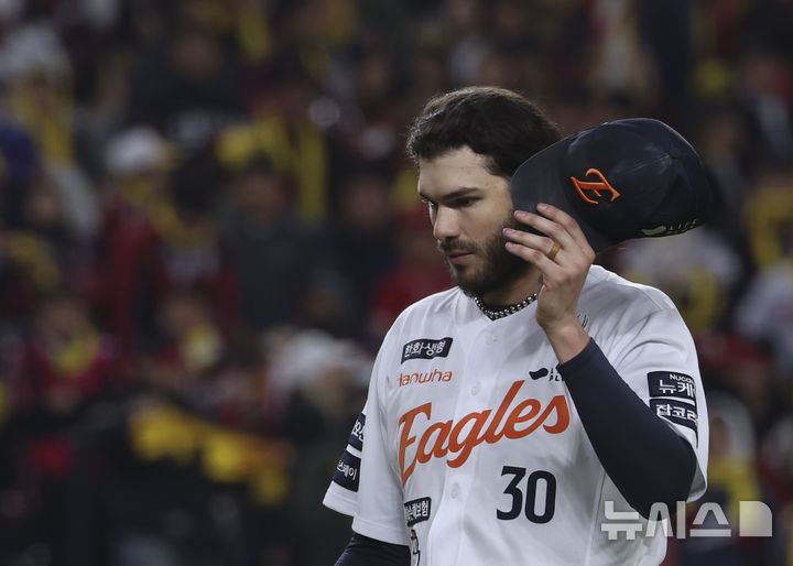 [대전=뉴시스] 김근수 기자 = 29일 대전 중구 한화생명볼파크에서 열린 2025 KBO 한국시리즈 3차전 LG 트윈스와 한화 이글스의 경기, 4회초 한화 선발 폰세가 역전을 허용한 뒤 이닝을 마치고 한숨을 내쉬고 있다. 2025.10.29. ks@newsis.com