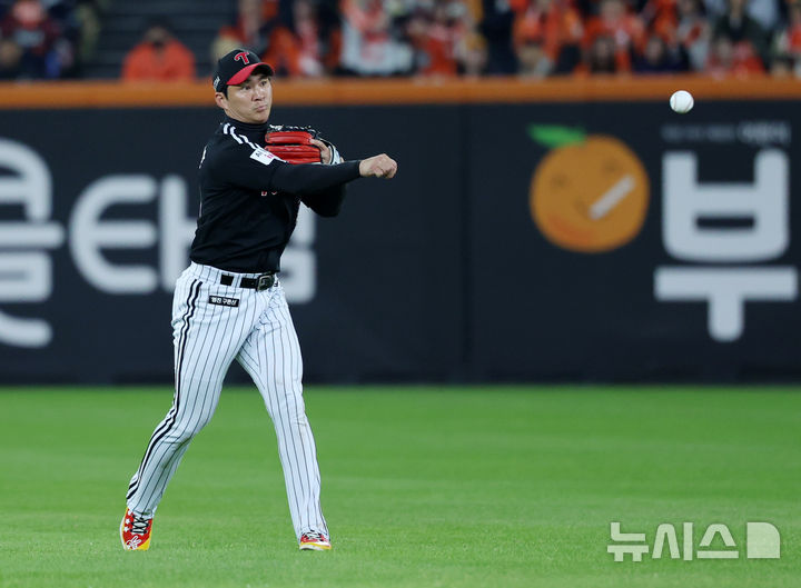 [대전=뉴시스] 조성우 기자 = 29일 대전 중구 한화생명볼파크에서 열린 2025 KBO 한국시리즈 3차전 LG 트윈스와 한화 이글스의 경기, 한화 2회말 공격 1사 주자 1, 2루서 이도윤의 내야 뜬공 때 LG 유격수 오지환이 고의 낙구 후 병살로 연결하고 있다. 2025.10.29. xconfind@newsis.com