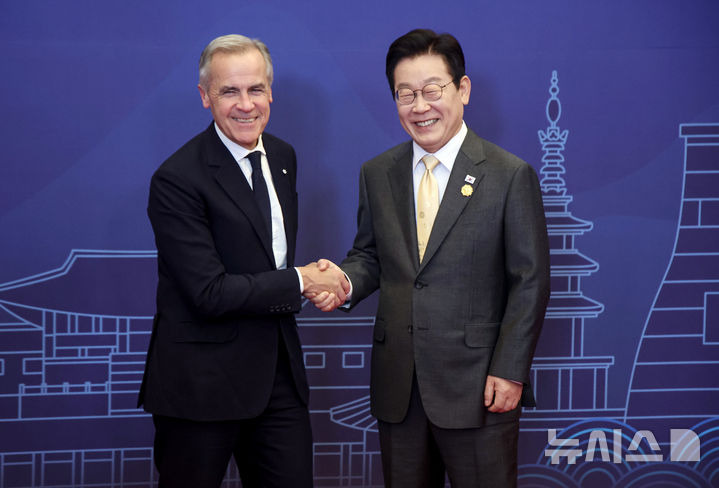 [경주=뉴시스] 최동준 기자 = 이재명 대통령이 29일 경북 경주 힐튼호텔 그랜드볼룸에서 열린 대통령 주최 정상 특별만찬에서 마크 카니 캐나다 총리를 영접하고 있다. (대통령실통신사진기자단) 2025.10.29. photocdj@newsis.com