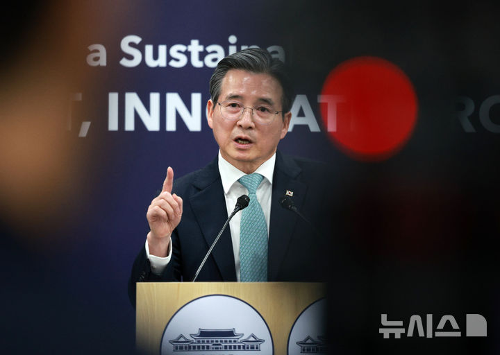 [경주=뉴시스] 고범준 기자 = 김용범 대통령실 정책실장이 30일 경북 국제미디어센터(IMC) 중앙기자실에서 한-미 오찬 정상회담 관련 브리핑을 마치고 취재진 질문에 답하고 있다. 2025.10.30. bjko@newsis.com