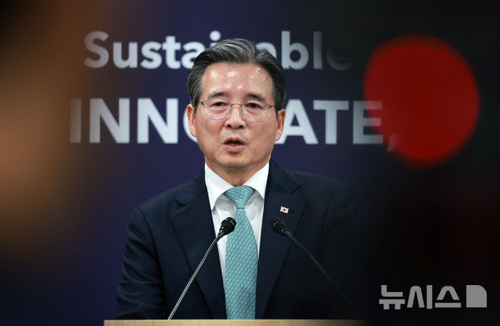 [경주=뉴시스] 고범준 기자 = 김용범 대통령실 정책실장이 30일 경북 국제미디어센터(IMC) 중앙기자실에서 한-미 오찬 정상회담 관련 브리핑을 마치고 취재진 질문에 답하고 있다. 2025.10.30. bjko@newsis.com