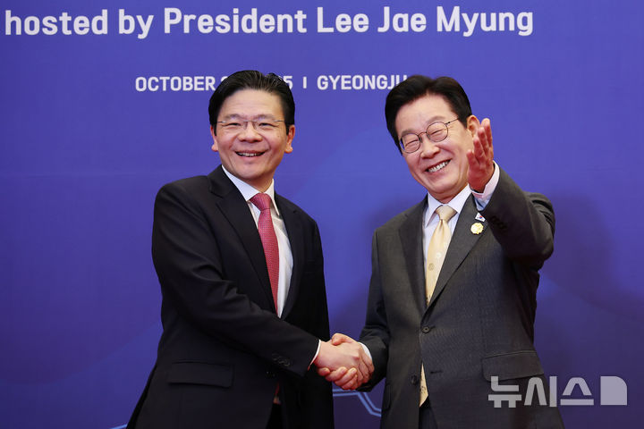 [경주=뉴시스] 최동준 기자 = 이재명 대통령이 29일 경북 경주 힐튼호텔 그랜드볼룸에서 열린 대통령 주최 정상 특별만찬에서 로런스 웡 싱가포르 총리를 영접하고 있다. (대통령실통신사진기자단) 2025.10.29. photocdj@newsis.com