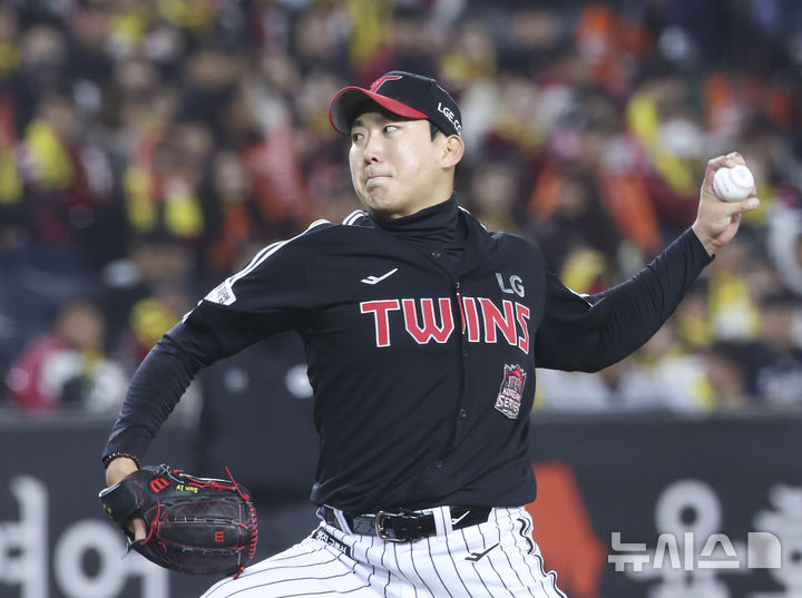 [대전=뉴시스] 김근수 기자 = 29일 대전 중구 한화생명볼파크에서 열린 2025 KBO 한국시리즈 3차전 LG 트윈스와 한화 이글스의 경기, 5회말 LG 선발 손주영이 공을 던지고 있다. 2025.10.29. ks@newsis.com
