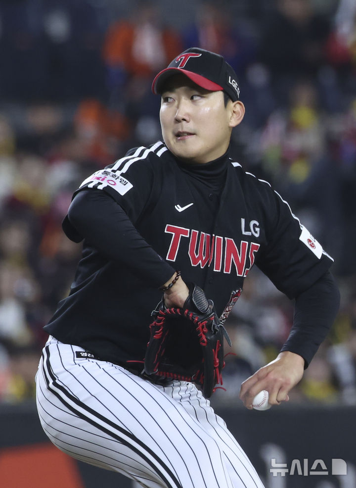 [대전=뉴시스] 김근수 기자 = 29일 대전 중구 한화생명볼파크에서 열린 2025 KBO 한국시리즈 3차전 LG 트윈스와 한화 이글스의 경기, 5회말 LG 선발 손주영이 공을 던지고 있다. 2025.10.29. ks@newsis.com