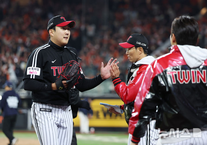 [대전=뉴시스] 조성우 기자 = 29일 대전 중구 한화생명볼파크에서 열린 2025 KBO 한국시리즈 3차전 LG 트윈스와 한화 이글스의 경기, LG 선발투수 손주영이 한화 5회말 2사 주자 2루서 손아섭을 포수 스트라이크 낫 아웃 처리, 실점 없이 이닝을 마치고 내려오며 동료들과 하이파이브 하고 있다. 2025.10.29. xconfind@newsis.com