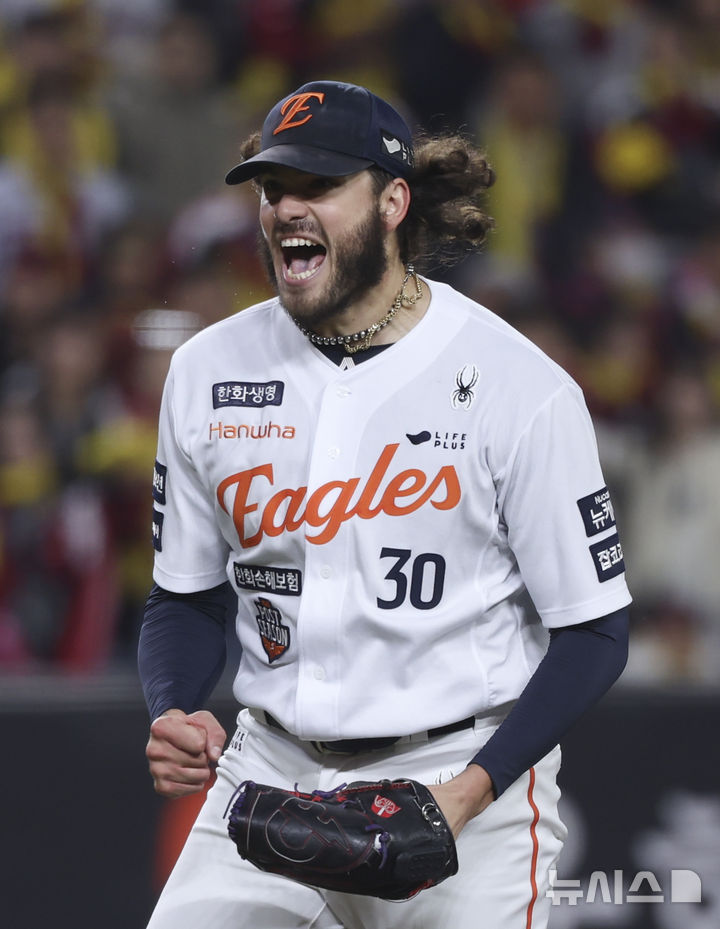 [대전=뉴시스] 김근수 기자 = 29일 대전 중구 한화생명볼파크에서 열린 2025 KBO 한국시리즈 3차전 LG 트윈스와 한화 이글스의 경기, 6회초 2사 주자 1,2루 상황에서 한화 선발 폰세가 LG 문보경을 삼진으로 잡아내고 포효하고 있다. 2025.10.29. ks@newsis.com