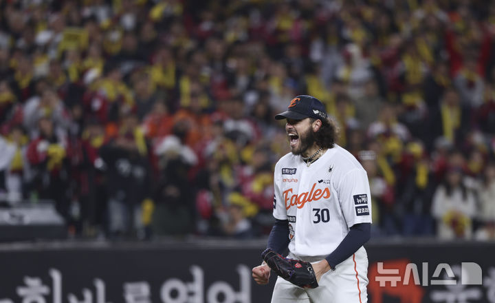 [대전=뉴시스] 김근수 기자 = 29일 대전 중구 한화생명볼파크에서 열린 2025 KBO 한국시리즈 3차전 LG 트윈스와 한화 이글스의 경기, 6회초 2사 주자 1,2루 상황에서 한화 선발 폰세가 LG 문보경을 삼진으로 잡아내고 포효하고 있다. 2025.10.29. ks@newsis.com
