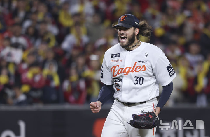 [대전=뉴시스] 김근수 기자 = 29일 대전 중구 한화생명볼파크에서 열린 2025 KBO 한국시리즈 3차전 LG 트윈스와 한화 이글스의 경기, 6회초 2사 주자 1,2루 상황에서 한화 선발 폰세가 LG 문보경을 삼진으로 잡아내고 포효하고 있다. 2025.10.29. ks@newsis.com