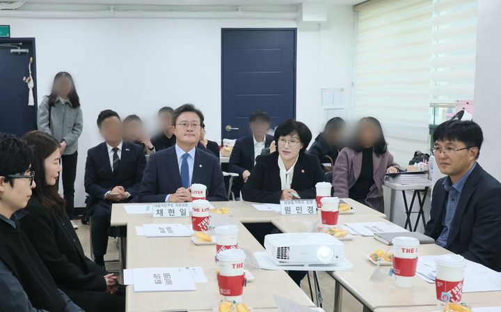 [서울=뉴시스] 정병혁 기자 = 원민경 성평등가족부 장관(오른쪽)이 채현일 의원(왼쪽)과 함께 지난 10월 29일(수) 오후 성매매피해상담소에서 성매매 피해 상담소 사업 운영 현황을 점검하고 관계자 의견청취를 하고 있다.(사진=성평등가족부 제공) 2025.10.29. photo@newsis.com *재판매 및 DB 금지