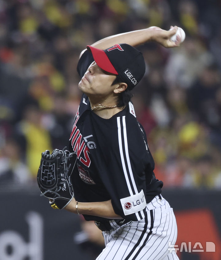 [대전=뉴시스] 김근수 기자 = 29일 대전 중구 한화생명볼파크에서 열린 2025 KBO 한국시리즈 3차전 LG 트윈스와 한화 이글스의 경기, 6회말 LG 두번째 투수 김진성이 공을 던지고 있다. 2025.10.29. ks@newsis.com
