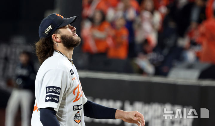 [대전=뉴시스] 강종민 기자 = 29일 대전 중구 한화생명볼파크에서 열린 2025 KBO 한국시리즈 3차전 LG 트윈스와 한화 이글스의 경기, 6회초 LG의 공격을 막은 한화 폰세가 덕아웃으로 향하고 있다. 2025.10.29. ppkjm@newsis.com