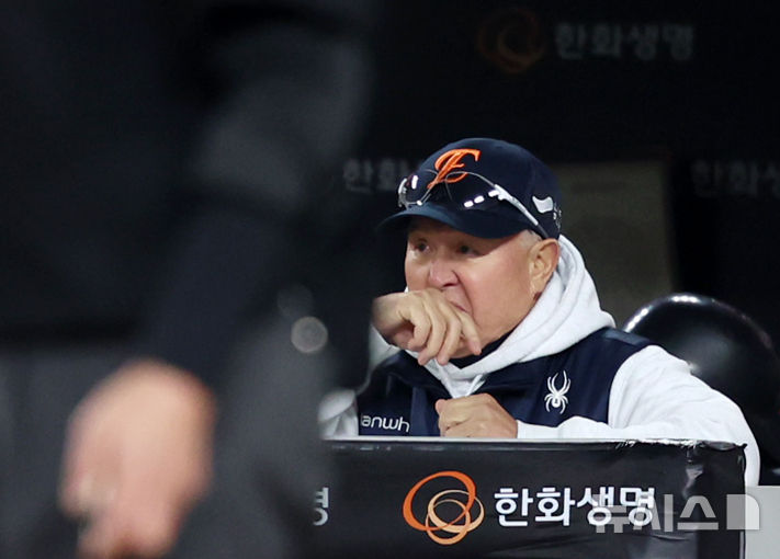 [대전=뉴시스] 조성우 기자 = 29일 대전 중구 한화생명볼파크에서 열린 2025 KBO 한국시리즈 3차전 LG 트윈스와 한화 이글스의 경기, 한화 김경문 감독이 2-1로 뒤진 7회초 LG 공격을 지켜보고 있다. 2025.10.29. xconfind@newsis.com