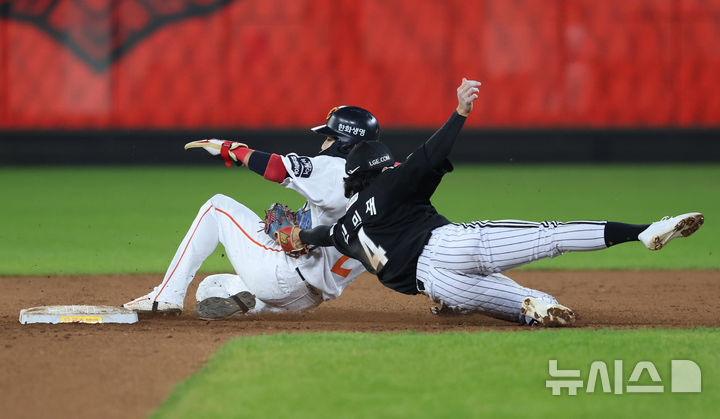 [대전=뉴시스] 조성우 기자 = 29일 대전 중구 한화생명볼파크에서 열린 2025 KBO 한국시리즈 3차전 LG 트윈스와 한화 이글스의 경기, 한화 7회말 공격 1사 주자 1루서 최재훈 타석 때 1루 대주자 심우준이 2루 도루를 시도, LG 2루수 신민재에게 태그아웃 당하고 있다. 2025.10.29. xconfind@newsis.com