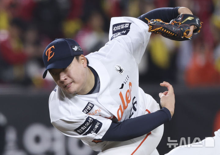 [대전=뉴시스] 김근수 기자 = 29일 대전 중구 한화생명볼파크에서 열린 2025 KBO 한국시리즈 3차전 LG 트윈스와 한화 이글스의 경기, 8회초 한화 한승혁이 공을 던지고 있다. 2025.10.29. ks@newsis.com