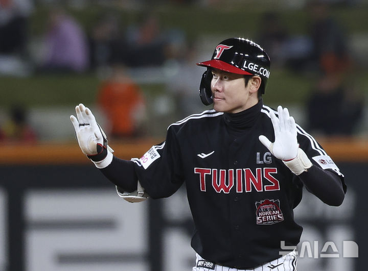 [대전=뉴시스] 김근수 기자 = 29일 대전 중구 한화생명볼파크에서 열린 2025 KBO 한국시리즈 3차전 LG 트윈스와 한화 이글스의 경기, 8회초 1사 주자 없는 상황에서 LG 홍창기가 2루타를 치고 기뻐하고 있다. 2025.10.29. ks@newsis.com