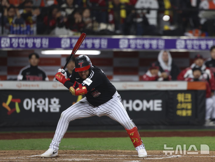 [대전=뉴시스] 김근수 기자 = 29일 대전 중구 한화생명볼파크에서 열린 2025 KBO 한국시리즈 3차전 LG 트윈스와 한화 이글스의 경기, 8회초 1사 주자 1,3루 상황에서 한화 투수 김서현의 폭투로 LG 오스틴이 공을 피하고 있다. 2025.10.29. ks@newsis.com