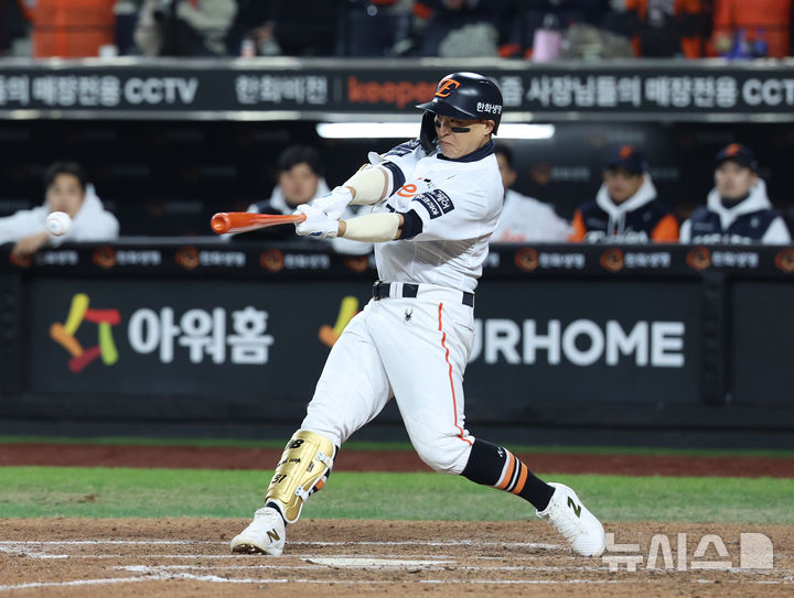 [대전=뉴시스] 조성우 기자 = 29일 대전 중구 한화생명볼파크에서 열린 2025 KBO 한국시리즈 3차전 LG 트윈스와 한화 이글스의 경기, 한화 8회말 공격 무사 주자 2루서 손아섭이 안타를 때리고 있다. 2025.10.29. xconfind@newsis.com