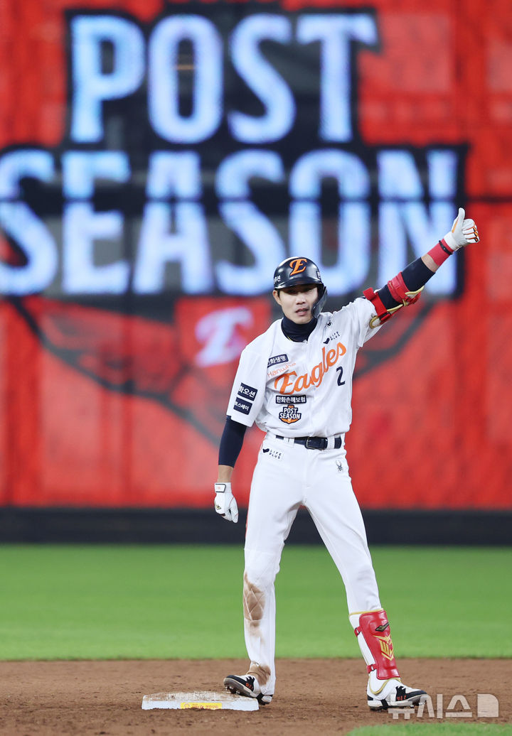 [대전=뉴시스] 조성우 기자 = 29일 대전 중구 한화생명볼파크에서 열린 2025 KBO 한국시리즈 3차전 LG 트윈스와 한화 이글스의 경기, 한화 8회말 공격 2사 주자 만루서 심우준이 2타점 적시2루타를 때린 뒤 환호하고 있다. 2025.10.29. xconfind@newsis.com