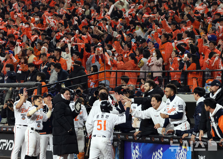 [대전=뉴시스] 강종민 기자 = 29일 대전 중구 한화생명볼파크에서 열린 2025 KBO 한국시리즈 3차전 LG 트윈스와 한화 이글스의 경기, 8회말 2사 만루 상황에서 한화 심우준의 2타점 2루타로 홈인한 선수들이 기뻐하고 있다. 2025.10.29. ppkjm@newsis.com