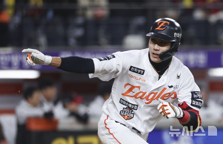 [대전=뉴시스] 김근수 기자 = 29일 대전 중구 한화생명볼파크에서 열린 2025 KBO 한국시리즈 3차전 LG 트윈스와 한화 이글스의 경기, 8회말 2사 주자 만루 상황에서 한화 심우준이 역전 2루타를 치고 있다. 2025.10.29. ks@newsis.com