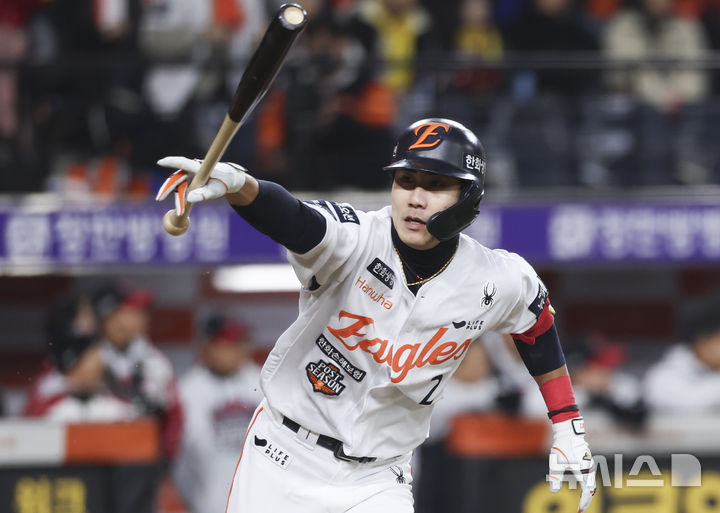 [대전=뉴시스] 김근수 기자 = 29일 대전 중구 한화생명볼파크에서 열린 2025 KBO 한국시리즈 3차전 LG 트윈스와 한화 이글스의 경기, 8회말 2사 주자 만루 상황에서 한화 심우준이 역전 2루타를 치고 있다. 2025.10.29. ks@newsis.com