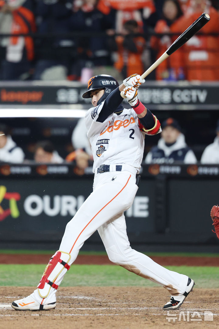 [대전=뉴시스] 조성우 기자 = 29일 대전 중구 한화생명볼파크에서 열린 2025 KBO 한국시리즈 3차전 LG 트윈스와 한화 이글스의 경기, 한화 8회말 공격 2사 주자 만루서 심우준이 2타점 적시2루타를 때리고 있다. 2025.10.29. xconfind@newsis.com