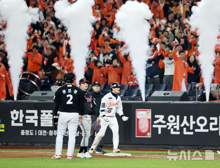 [대전=뉴시스] 조성우 기자 = 29일 대전 중구 한화생명볼파크에서 열린 2025 KBO 한국시리즈 3차전 LG 트윈스와 한화 이글스의 경기, 한회 8회말 공격 2사 주자 2, 3루서 최재훈이 2타점 적시타를 때린 뒤 환호하고 있다. 2025.10.29. xconfind@newsis.com