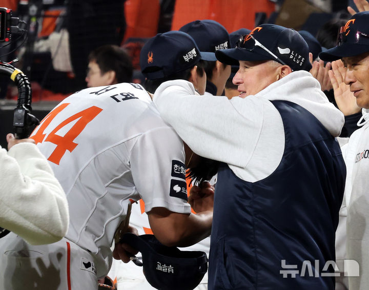[대전=뉴시스] 강종민 기자 = 29일 대전 중구 한화생명볼파크에서 열린 2025 KBO 한국시리즈 3차전 LG 트윈스와 한화 이글스의 경기에서 한화 김경문 감독이 마무리 투수 김서현을 격려하고 있다. 2025.10.29. ppkjm@newsis.com