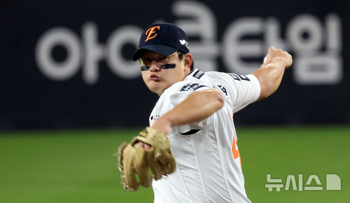 [대전=뉴시스] 강종민 기자 = 29일 대전 중구 한화생명볼파크에서 열린 2025 KBO 한국시리즈 3차전 LG 트윈스와 한화 이글스의 경기에서 한화 김서현이 역투하고 있다. 2025.10.29. ppkjm@newsis.com