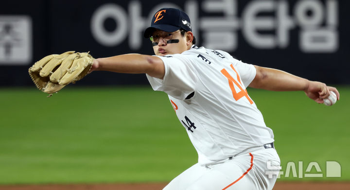 [대전=뉴시스] 강종민 기자 = 29일 대전 중구 한화생명볼파크에서 열린 2025 KBO 한국시리즈 3차전 LG 트윈스와 한화 이글스의 경기에서 한화 김서현이 역투하고 있다. 2025.10.29. ppkjm@newsis.com