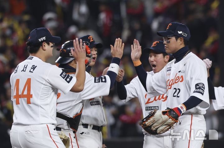 [대전=뉴시스] 김근수 기자 = 29일 대전 중구 한화생명볼파크에서 열린 2025 KBO 한국시리즈 3차전 LG 트윈스와 한화 이글스의 경기에서 한화이글스가 7-3으로 승리를 거둔 뒤 기쁨을 나누고 있다. 2025.10.29. ks@newsis.com