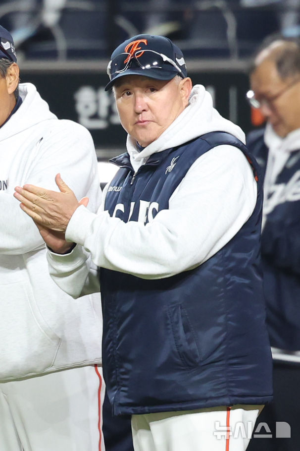 [대전=뉴시스] 조성우 기자 = 29일 대전 중구 한화생명볼파크에서 열린 2025 KBO 한국시리즈 3차전 LG 트윈스와 한화 이글스의 경기, 한화 김경문 감독이 LG 7-3 승리 한 뒤 박수치고 있다. 2025.10.29. xconfind@newsis.com