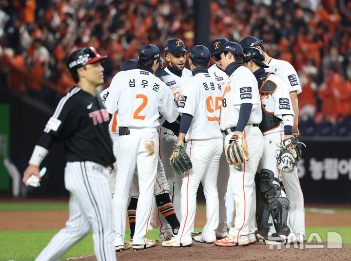 [대전=뉴시스] 조성우 기자 = 29일 대전 중구 한화생명볼파크에서 열린 2025 KBO 한국시리즈 3차전 LG 트윈스와 한화 이글스의 경기, 한화 선수들이 LG에 7-3 승리한 뒤 기뻐하고 있다. 2025.10.29. xconfind@newsis.com