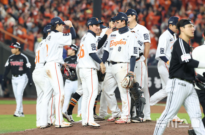 [대전=뉴시스] 조성우 기자 = 29일 대전 중구 한화생명볼파크에서 열린 2025 KBO 한국시리즈 3차전 LG 트윈스와 한화 이글스의 경기, 한화 선수들이 LG에 7-3 승리한 뒤 기뻐하고 있다. 2025.10.29. xconfind@newsis.com
