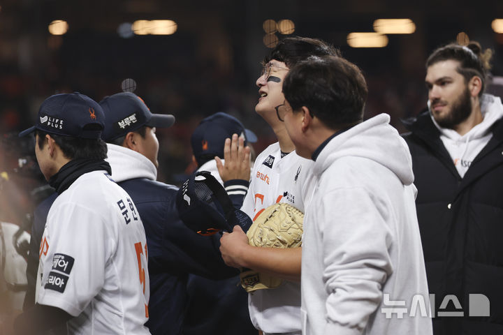 [대전=뉴시스] 김근수 기자 = 29일 대전 중구 한화생명볼파크에서 열린 2025 KBO 한국시리즈 3차전 LG 트윈스와 한화 이글스의 경기에서 한화이글스가 7-3으로 승리를 거뒀다. 한화 투수 김서현이 눈물을 흘리고 있다. 2025.10.29. ks@newsis.com