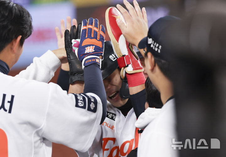 [대전=뉴시스] 김근수 기자 = 29일 대전 중구 한화생명볼파크에서 열린 2025 KBO 한국시리즈 3차전 LG 트윈스와 한화 이글스의 경기, 8회말 한화 심우준이 최재훈의 안타로 득점한 뒤 덕아웃에서 선수들에게 인사를 받고 있다. 2025.10.29. ks@newsis.com