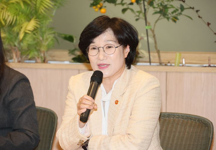 [서울=뉴시스] 정병혁 기자 = 원민경 성평등가족부 장관이 지난달 29일 오후 서울 마포구 KT&G 상상플래닛에서 제1차 성평등 토크콘서트 '소다팝'을 개최하고 성별 인식격차 진단 및 해소 방안에 대해 청년 참가자들과 토론하고 있다.(사진=성평등가족부 제공) 2025.10.29. photo@newsis.com *재판매 및 DB 금지