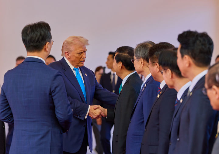 [경주=뉴시스] 최동준 기자 = 도널드 트럼프 미국 대통령이 29일 경북 경주박물관에서 이재명 대통령과 정상회담에 앞서 열린 공식 환영식에서 구윤철 경제부총리 겸 기획재정부 장관과 인사하고 있다. (사진=대통령실 제공) 2025.10.29. photo@newsis.com *재판매 및 DB 금지