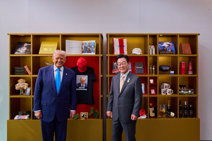 [경주=뉴시스] 고범준 기자 = 이재명 대통령과 도널드 트럼프 미국 대통령이 29일 경북 경주박물관에서 정상회담을 앞두고 트럼프 굿즈 전시품을 관람한 뒤 기념촬영을 하고 있다. (사진=대통령실 제공) 2025.10.29. photo@newsis.com *재판매 및 DB 금지