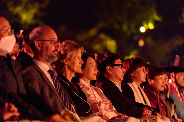 [경주=뉴시스] 고범준 기자 = 김혜경 여사가 29일 경북 경주 월정교 특설무대에서 열린 'APEC 정상회의 한복패션쇼'에 참석하고 있다. (사진=대통령실 제공) 2025.10.29. photo@newsis.com *재판매 및 DB 금지