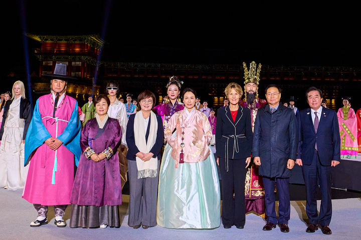 [경주=뉴시스] 고범준 기자 = 김혜경 여사가 29일 경북 경주 월정교 특설무대에서 열린 'APEC 정상회의 한복패션쇼'에 참석한 한복 모델들과 기념촬영을 하고 있다. (사진=대통령실 제공) 2025.10.29. photo@newsis.com *재판매 및 DB 금지