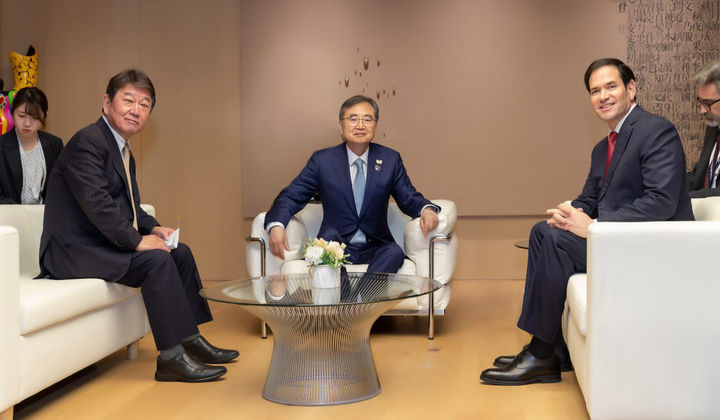 [경주=뉴시스] 추상철 기자 = 조현 장관과 마르코 루비오(오른쪽) 미국 국무장관, 모테기 도시미쓰(왼쪽) 신임 일본 외무대신이 29일 경북 경주에서 APEC 외교통상합동각료회의 계기 한미일 외교장관회의를 하고 있다. (사진= 외교부 제공) 2025.10.29. photo@newsis.com *재판매 및 DB 금지