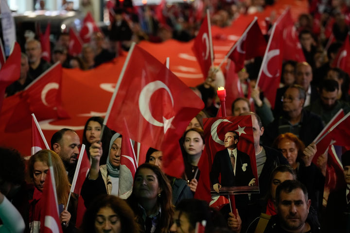 [이스탄불=AP/뉴시스] 튀르키예 정부가 캐나다 대기업과 원자력 발전소 공동 건설을 협의중이라고 에너지부 장관이 11월 6일 밝혔다. 사진은 10월 29일(현지 시간) 튀르키예 이스탄불에서 열린 튀르키예 공화국 수립 102주년 기념식에서 시민들이 튀르키예 국기를 흔들고 있다. 2025.11.07.