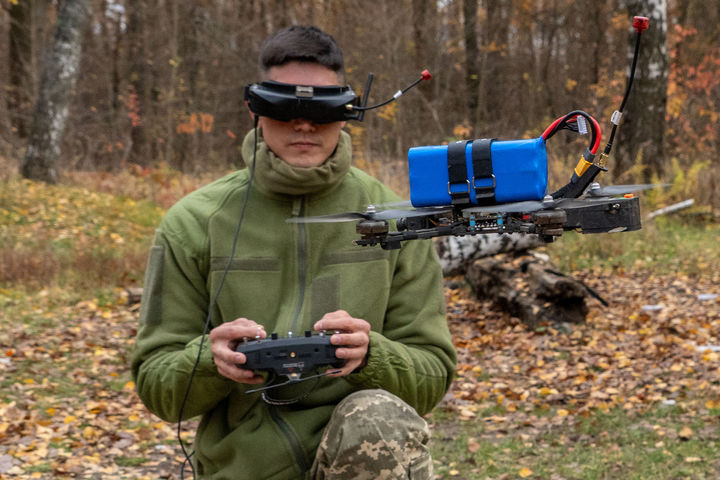 [하르키우=AP/뉴시스]우크라이나군 72 기갑연대의 드론 조종사가 지난달 29일(현지시각) 드론을 점검하고 있다. 2025.11.1. 